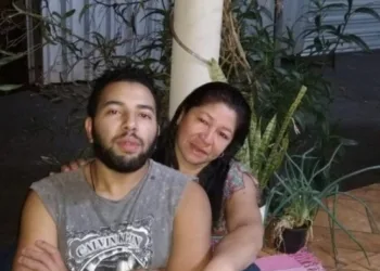 Desesperada por nora, mãe tenta desencalhar filho anunciando rapaz na internet