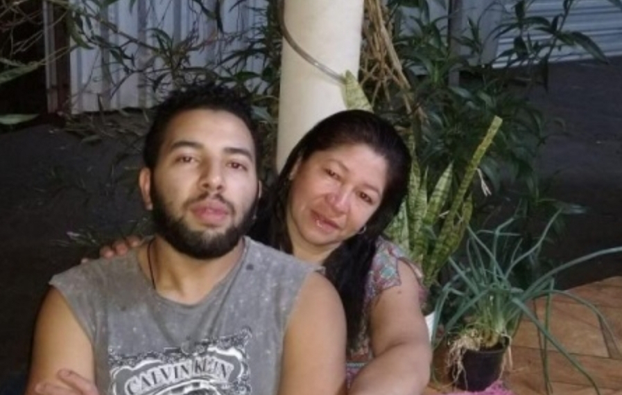 Desesperada por nora, mãe tenta desencalhar filho anunciando rapaz na internet