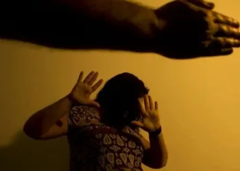 Homem recebe vídeo pornô, confunde atriz com esposa e espanca a mulher