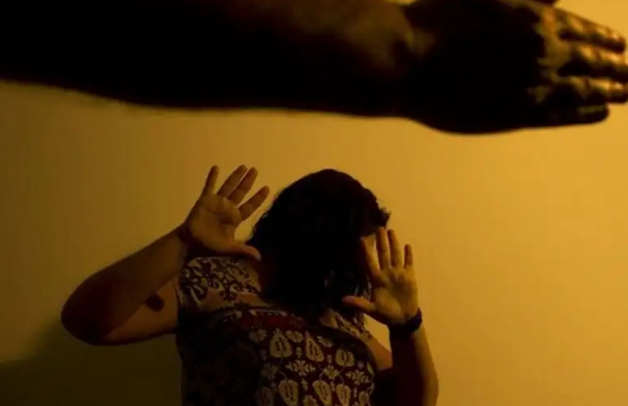 Homem recebe vídeo pornô, confunde atriz com esposa e espanca a mulher