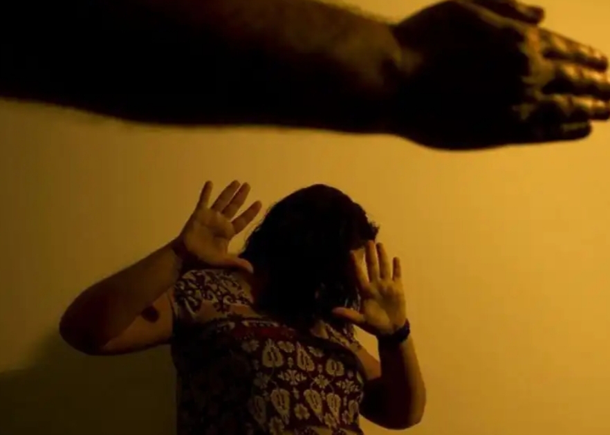 Homem recebe vídeo pornô, confunde atriz com esposa e espanca a mulher