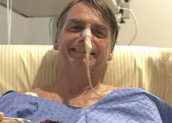 Cirurgia de Bolsonaro termina com sucesso