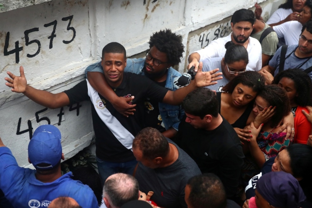 Enterro de Ágatha Félix é marcado por comoção e