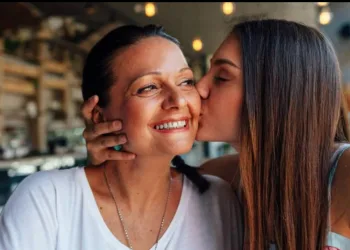Ouvir a voz da mãe por telefone causa a mesma sensação de ganhar um abraço