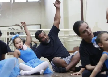 Pedreiro enfrenta preconceito e aprende balé para ajudar filhas autistas