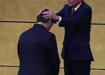BOLSONARO RECEBE UNÇÃO DO BISPO EDIR MACEDO NO TEMPLO DE SALOMÃO