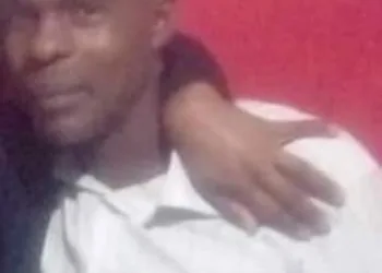 HOMEM É MORTO NA FRENTE DE CASA NA REGIÃO DOS LAGOS
