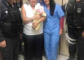 APÓS SER ABANDONADO EM CAIXA DE SAPATO, BEBÊ É RESGATADO POR POLICIAIS NA ZONA OESTE