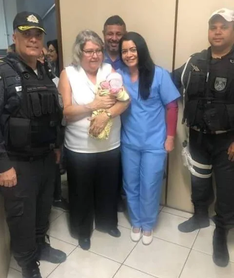 APÓS SER ABANDONADO EM CAIXA DE SAPATO, BEBÊ É RESGATADO POR POLICIAIS NA ZONA OESTE