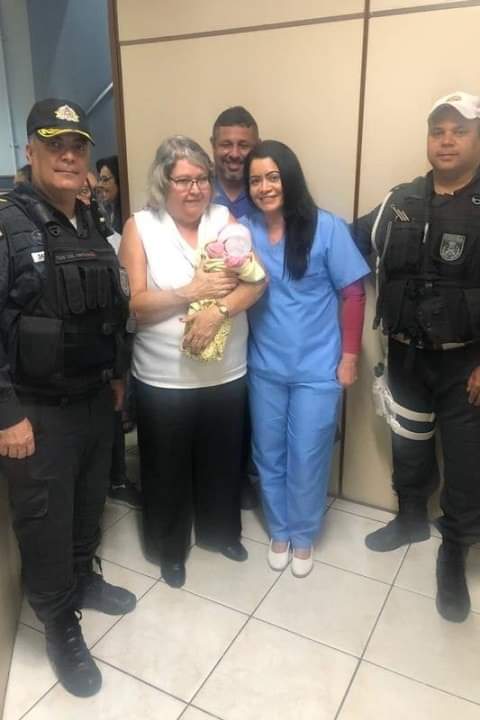APÓS SER ABANDONADO EM CAIXA DE SAPATO, BEBÊ É RESGATADO POR POLICIAIS NA ZONA OESTE