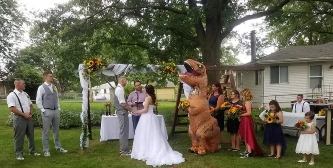 MADRINHA VAI A CASAMENTO FANTASIADA DE TIRANOSSAURO REX APÓS NOIVA FALAR QUE ELA PODERIA VESTIR O QUE QUISER