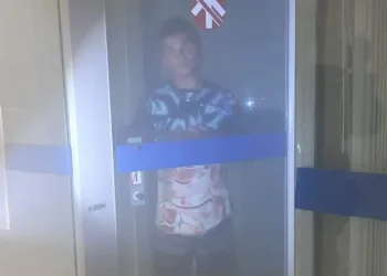 Homem tenta roubar banco, fica preso na porta giratória e diz ser personagem de desenho animado