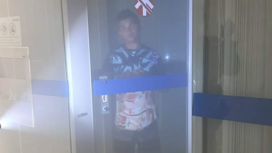 Homem tenta roubar banco, fica preso na porta giratória e diz ser personagem de desenho animado