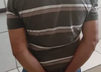 AVÓ ACORDA DE COCHILO E FLAGRA NAMORADO ESTUPRANDO A NETA DE 4 ANOS