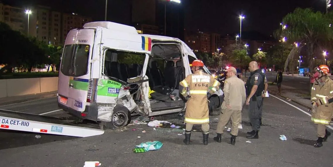 MULHER  MORRE APÓS ACIDENTE DE VAN NO RJ