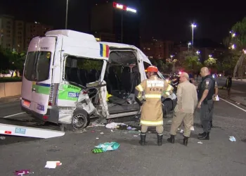 MULHER  MORRE APÓS ACIDENTE DE VAN NO RJ
