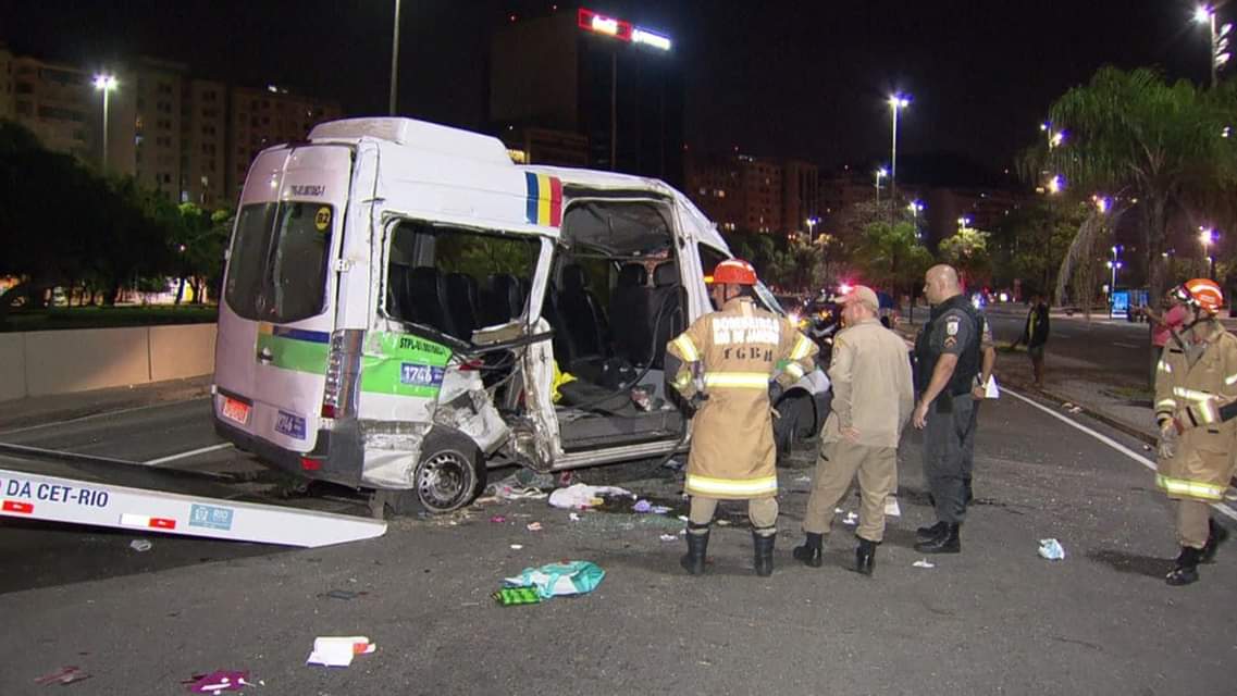MULHER  MORRE APÓS ACIDENTE DE VAN NO RJ
