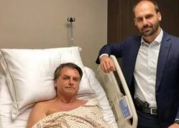 COM PISTOLA NA CINTURA, EDUARDO BOLSONARO POSA AO LADO DO PAI EM HOSPITAL