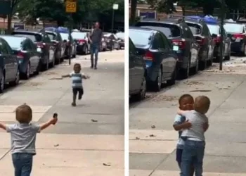 VÍDEO DE MELHORES AMIGOS SE ABRAÇANDO NA RUA EMOCIONA WEB <3