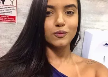 JOVEM É ENCONTRADA MORTA DENTRO DO CARRO DO NAMORADO NO RJ