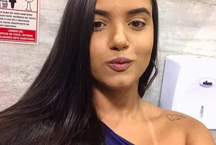 JOVEM É ENCONTRADA MORTA DENTRO DO CARRO DO NAMORADO NO RJ