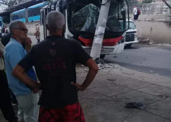 ACIDENTE NA FELIPE CARDOSO DEIXA O BRT INOPERANTE EM SANTA CRUZ