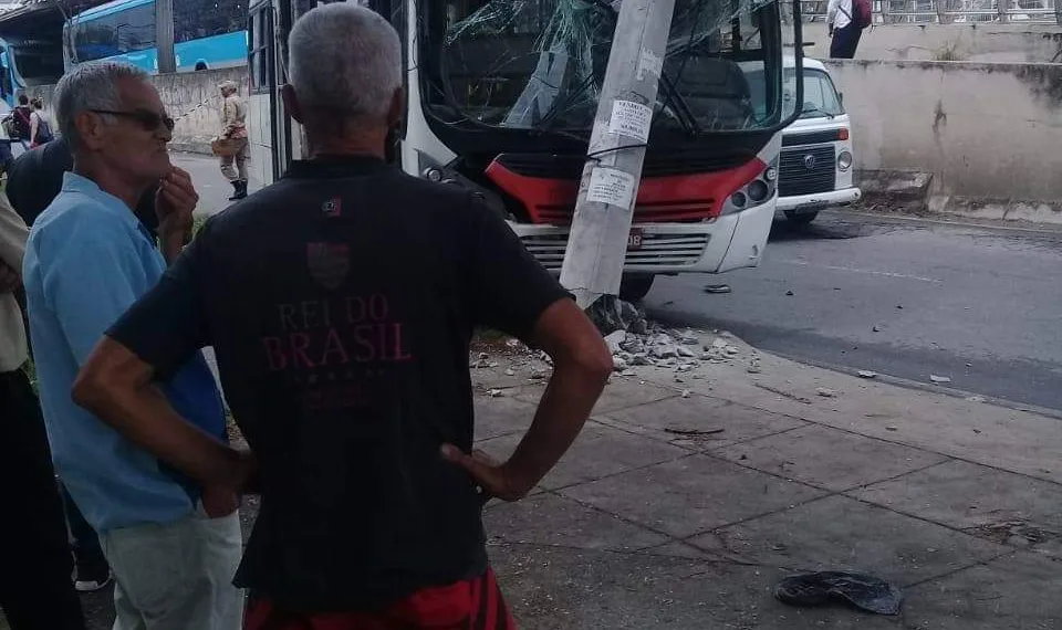 ACIDENTE NA FELIPE CARDOSO DEIXA O BRT INOPERANTE EM SANTA CRUZ