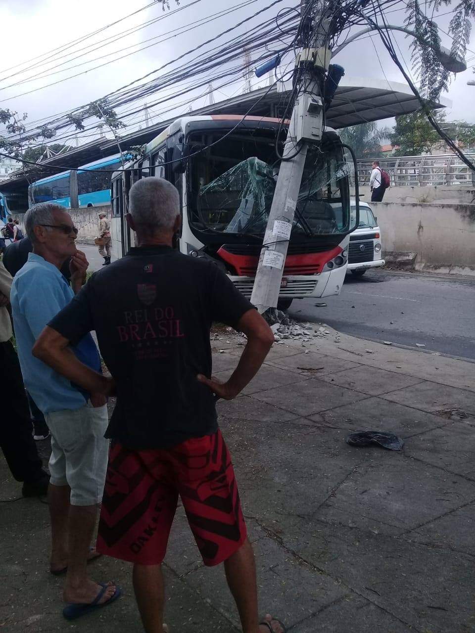 ACIDENTE NA FELIPE CARDOSO DEIXA O BRT INOPERANTE EM SANTA CRUZ