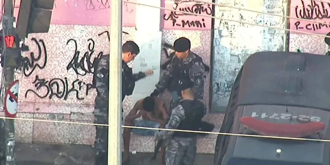 PM É PRESO APÓS GLOBOCOP FLAGRÁ-LO DANDO CASCUDO EM SUSPEITO