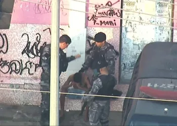 PM É PRESO APÓS GLOBOCOP FLAGRÁ-LO DANDO CASCUDO EM SUSPEITO