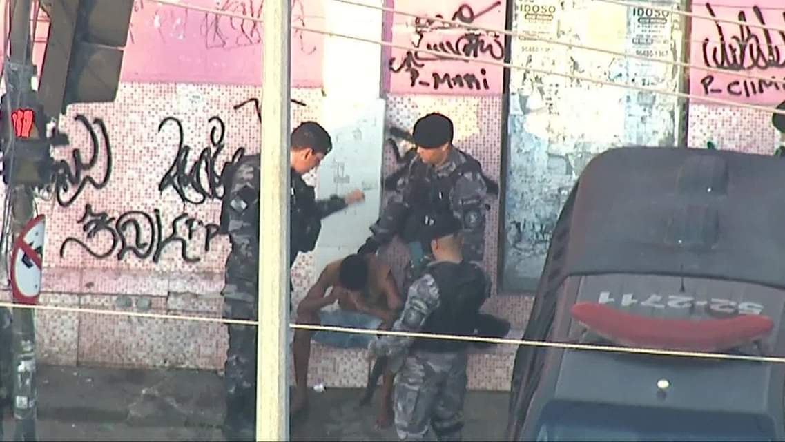 PM É PRESO APÓS GLOBOCOP FLAGRÁ-LO DANDO CASCUDO EM SUSPEITO