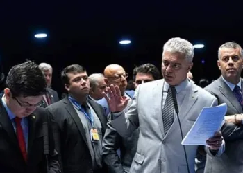 FLAVIO BOLSONARO FORA DO PSL?
