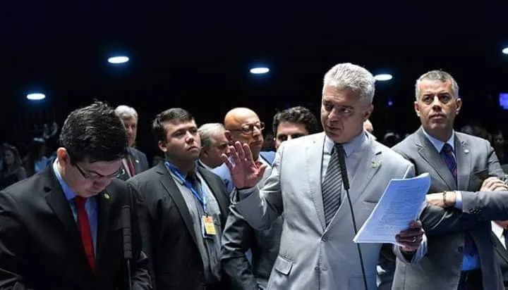 FLAVIO BOLSONARO FORA DO PSL?