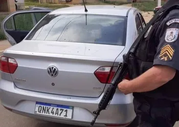 BANDIDOS FOGEM E PM RECUPERA CARRO EM PALMARES