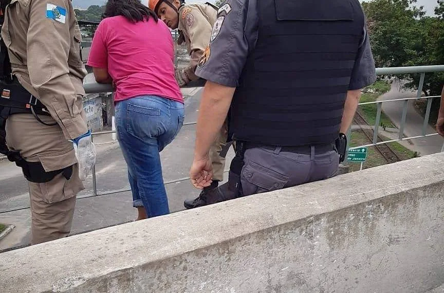 BOMBEIROS EVITAM SUICÍDIO NO RJ