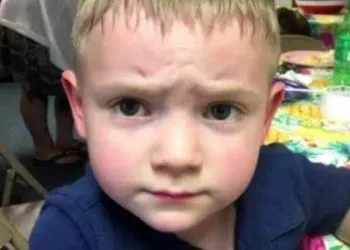 MENINO AUTISTA É CONSIDERADO “PREDADOR SEXUAL” POR ABRAÇAR COLEGAS