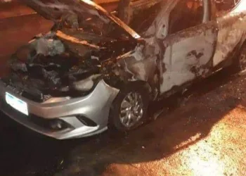 CORPO CARBONIZADO É ENCONTRADO EM CARRO NA ZONA OESTE