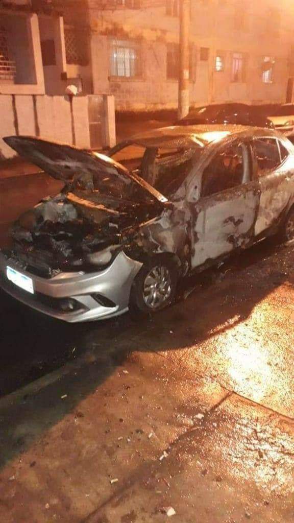 CORPO CARBONIZADO É ENCONTRADO EM CARRO NA ZONA OESTE