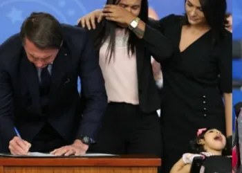 Após pedido de Michelle Bolsonaro, crianças com microcefalia terão pensão vitalícia
