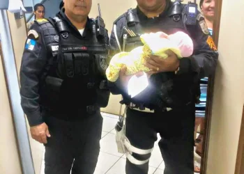BEBÊ É ACHADO EM LIXO EM COMUNIDADE NA ZONA OESTE