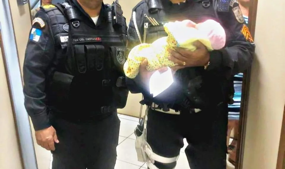 BEBÊ É ACHADO EM LIXO EM COMUNIDADE NA ZONA OESTE