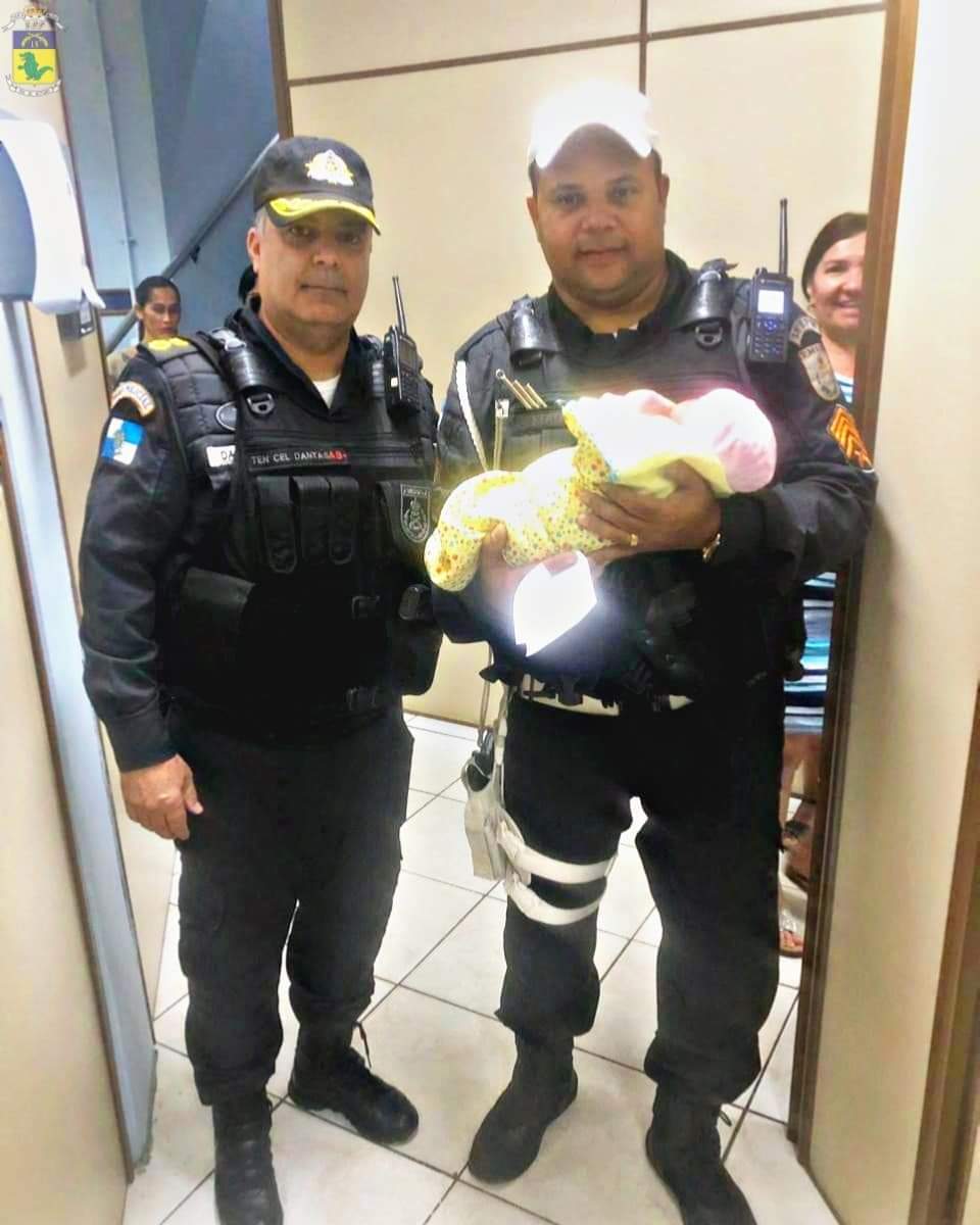 BEBÊ É ACHADO EM LIXO EM COMUNIDADE NA ZONA OESTE
