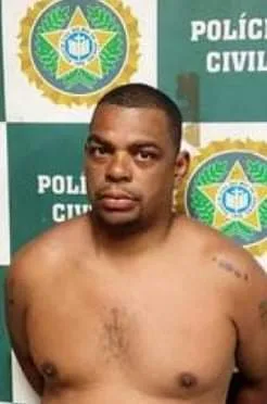 TRAFICANTE ESTAVA DE BOA EM PRAIA DO RJ E… A CASA CAIU