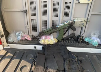 HOMEM É MORTO E OUTRO PRESO  NA ZONA OESTE ( FOTOS)