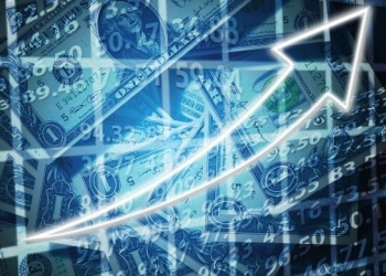 Economistas aconselham como investir durante alta do dólar