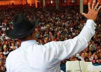 Prometendo a cura do câncer aos seus fiés, Igreja é multada