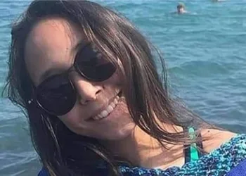Celular que estava no carregador explode e mata menina de 14 anos