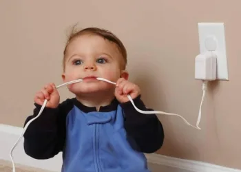 BEBÊ MORRE ELETROCUTADA APÓS COLOCAR CARREGADOR DE CELULAR LIGADO NA BOCA