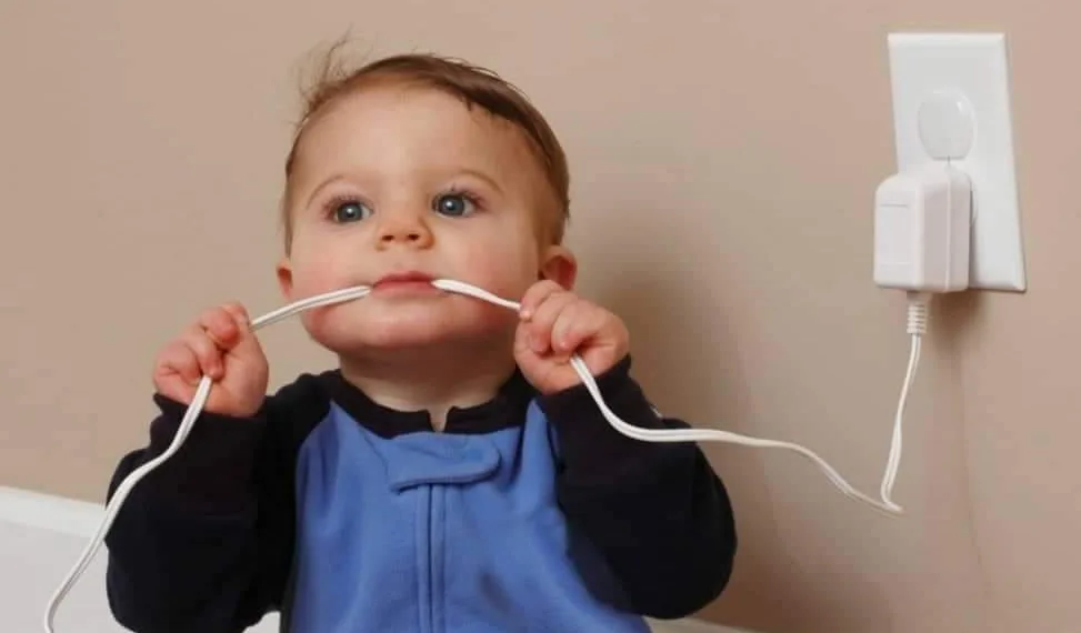 BEBÊ MORRE ELETROCUTADA APÓS COLOCAR CARREGADOR DE CELULAR LIGADO NA BOCA