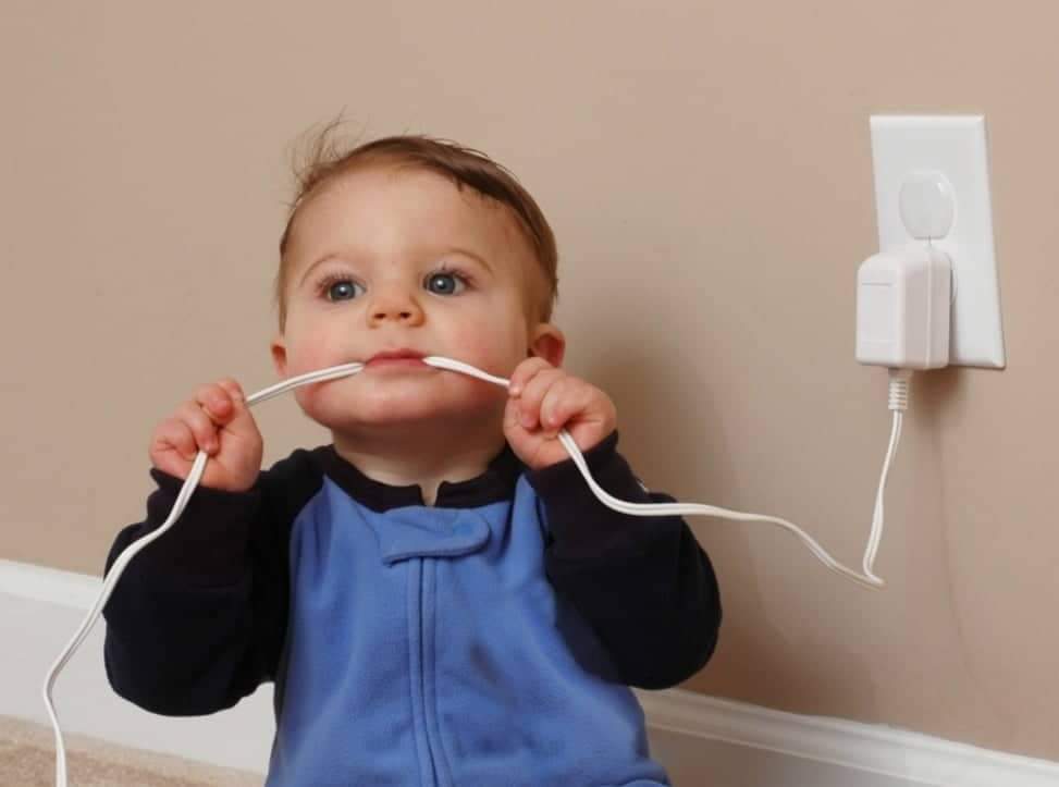 BEBÊ MORRE ELETROCUTADA APÓS COLOCAR CARREGADOR DE CELULAR LIGADO NA BOCA